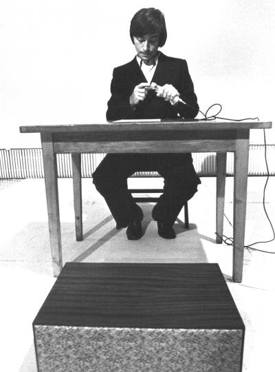 Karol Broniatowski: III. Präsentation des Big Man, Klopfspiel, 1978. Performance im Dom Plastyka, Warschau 1978.