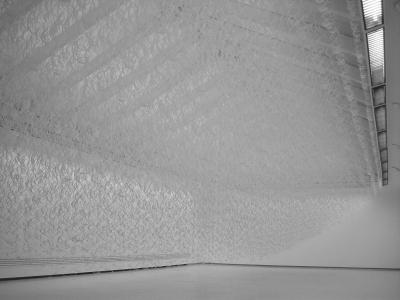 Papierowa przestrzeń, 2005. około 4000 wyciętych ręcznie papierowych spirali, wys. = 368 cm, szer. = 600 cm, gł. = 1400 cm, Studio A. Museum gegenstandsfreier Kunst, Otterndorf (wystawa: Danuta Karsten. Papierraum/papierowa przestrzeń)