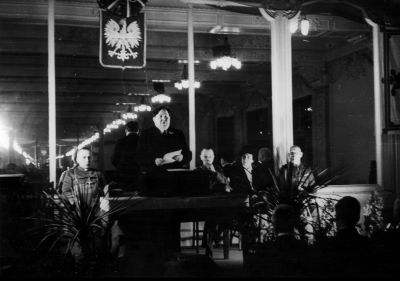 Während der Akademie zum 150. Jahrestag der Verfassung vom 3. Mai - Feldbischof der polnischen Armee Józef Gawlina (links) während der Akademie zum 150. Jahrestag der Verfassung vom 3. Mai, Redner: Arka Bożek, 1941 