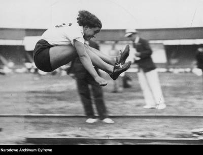Maria Kwaśniewska doing the long jump in the women’s pentathlon, London 1934. 