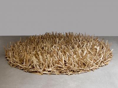 Zdj. nr 81: Obiekt z drewna, 2014 - Obiekt z drewna, 2014, cięte, luźno ułożone drewno topolowe, 400 x 400 x 39 cm, Sammlung de Weryha, Hamburg