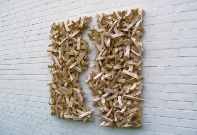 Zdj. nr 87: Obiekt z drewna, 2015 - Obiekt z drewna, 2015, cięte i łamane drewno świerkowe, kołki drewniane, 135 x 135 x 18 cm, Sammlung de Weryha, Hamburg