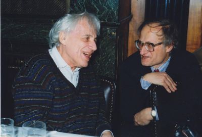 Krzysztof Meyer und György Ligeti, 1992 - Krzysztof Meyer und György Ligeti zwischen den Player Pianos von Jürgen Hocker in Bergisch Gladbach bei Köln im Januar 1992. 