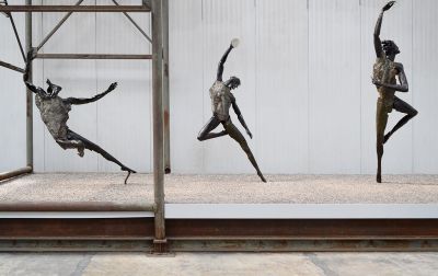 Lubomir Tomaszewski: (von links) Frozen in a moment, 2009. 200 x 170 cm; Dancer with Tambourines, 2008. 238 x 120 cm; Leaping through the air, 2007. 250 x 110 cm, alle Stein, Metall