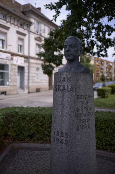 Rudolf Enderlein, Jan Skala, pomnik w Namysłowie - Rudolf Enderlein, Jan Skala, pomnik w Namysłowie (dawniej Namslau), 1965, widok z 2023 r. 