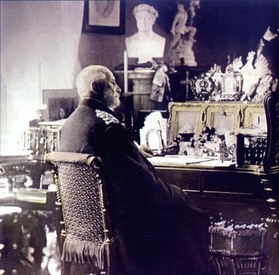 Kaiser Wilhelm I. an seinem Schreibtisch im Alten Palais, Berlin, 1880.