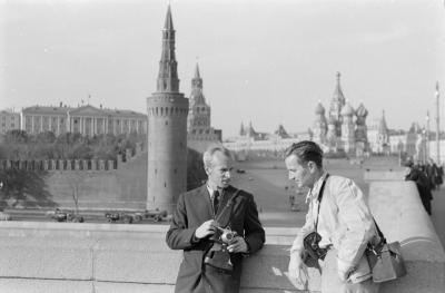 Stefan Arczyński (right) with a friend in Moscow. Photographer unknown, 1956.