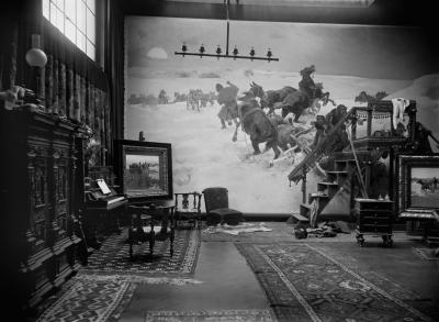 Atelier von Alfred Wierusz-Kowalski in München, 1889 - Carl Teufel: Künstleratelier Alfred Wierusz-Kowalski, München 1889. Schwarzweiß-Fotografie vom Glasnegativ, 18 x 24 cm 