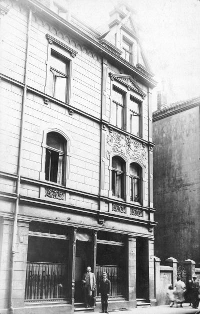 "Bank Robotników" (Arbeiterbank) in Bochum, 1917-1939 - "Bank Robotników" (Arbeiterbank) an der ehemaligen Klosterstraße 2 in Bochum, gegründet von Vertretern der deutschen Polonia, 1917-1939.