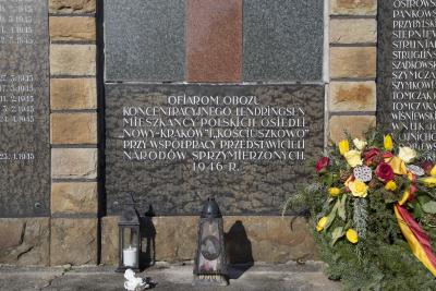 Inschrift auf dem Mahnmal zum Gedenken an die polnischen Opfer des Strafgefangenenlagers Biebertal in Lendringsen.