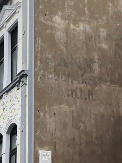 Close-up of the inscription “Bank Robotników e.G.m.b.H.” (Polish Workers’ Bank) in the street Am Kortländer