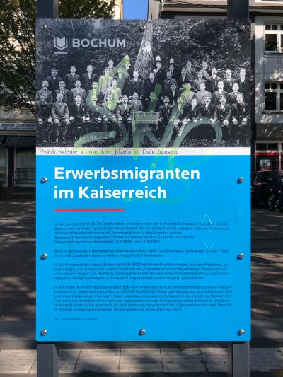 Informationstafel der Stadt Bochum zur Erwerbsmigration im Kaiserreich mit einem Bild des polnischen Vereins Heiliger Josef im Stadtteil Dahlhausen