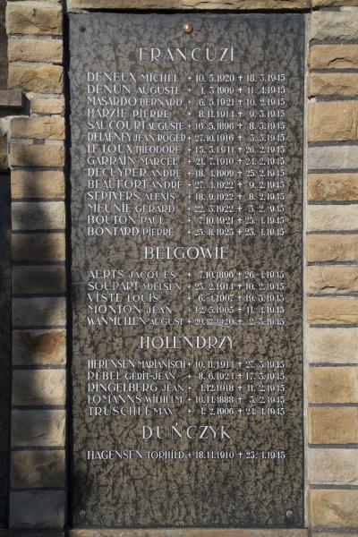 Tafel mit den Namen der Opfer aus Frankreich, Belgien, den Niederlanden und Dänemark.