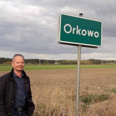 Patrick Barteit am Ortseingang Orkowo, 2019