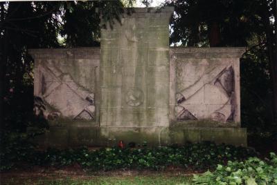 Grabsteine mit den Namen der verstorbenen Polen und das polnische Denkmal -  