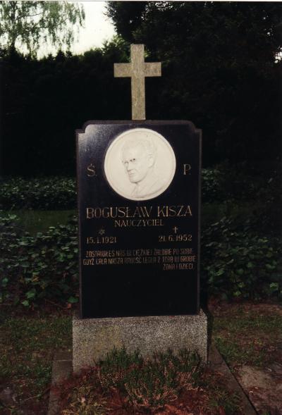 Grabsteine mit den Namen der verstorbenen Polen und das polnische Denkmal -  