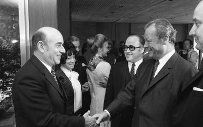Bundeskanzler Willy Brandt mit Artur Brauner, 1971 - Willy Brandt schüttelt die Hand von Filmproduzent Artur Brauner. 