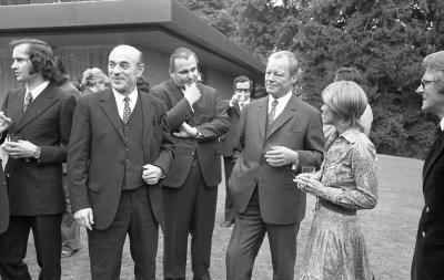 Bundeskanzler Willy Brandt empfängt Filmschauspielerinnen und -schauspieler am Kanzlerbungalow in Bonn, 1971. Von links: Michael Verhoeven (Filmregisseur und Schauspieler), Artur Brauner, Bundeskanzler Willy Brandt, Romy Schneider (Schauspielerin) und Harry Meyen (Schauspieler und Regisseur).