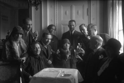 Pola Negri nach ihrer Ankunft im Hotel Adlon, begrüsst von Berliner Filmdirektoren. Berlin, April 1925.