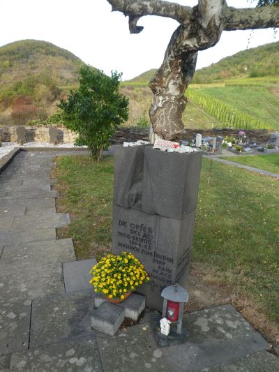 Friedhof von Bruttig mit Gedenkstein für die Opfer des Außenlagers Kochem-Bruttig-Treis, im Hintergrund Weinberge, 11. Oktober 2021