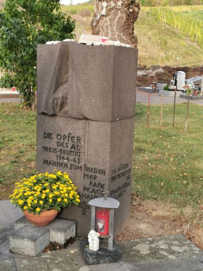 Anlage mit Einzelgräbern für einige Opfer des Außenlagers Kochem-Bruttig-Treis in der Nähe des Gedenksteins auf dem Friedhof von Bruttig, 11. Oktober 2021