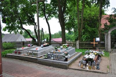 Przykościelny cmentarz w Rumianie - Grób Franciszka Lissa znajduje się na przykościelnym cmentarzu w Rumianie. 