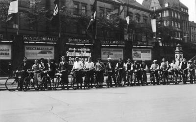 Eine Delegation des II. Kongresses der Polonia in einer Straße in Dortmund, 1934