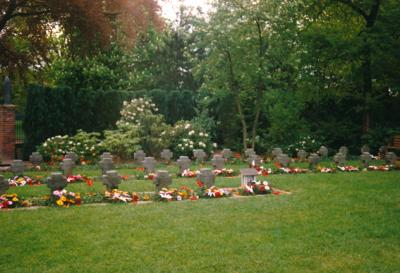 Polnische Gräber auf dem Kriegsgräberfeld  -  