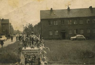 Fronleichnam in der Siedlung für polnische Displaced Persons in Dortmund Eving, 1951 - Ein durch die polnische DP-Familie Sokołowski angefertigter Alter für die Fronleichnamsprozession, Dortmund Eving, 1951.