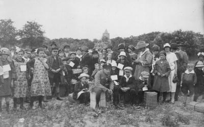 Dzieci polskie z Westfalii w drodze na kolonie letnie, 1925 r.