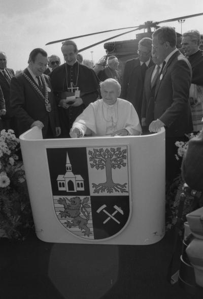 Zu Besuch im Gelsenkirchener Parkstadion  - Papst Johannes Paul II. landet in Begleitung des Ruhrbischofs Franz Hengsbach mit dem Hubschrauber zu seinem Besuch im Gelsenkirchener Parkstadion. 