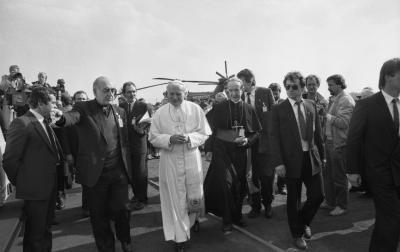 Mit dem Hubschrauber zum Parkstadion - Papst Johannes Paul II. trifft in Begleitung des Ruhrbischofs Franz Hengsbach mit dem Hubschrauber im Parkstadion ein. 