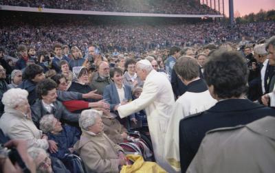 Papież Jan Paweł II wita zebranych wiernych - Papież Jan Paweł II wita się z wiernymi zebranymi na stadionie w Gelsenkirchen. 