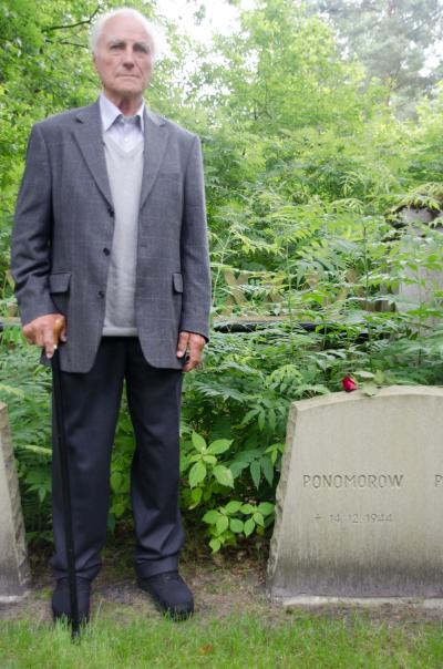 Ferdinand Matuszek przy grobie sowieckiego jeńca wojennego Ponomorowa, który został zastrzelony na jego oczach, 2014 r.