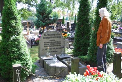 Jacek Kowalski przy grobie płk. Wincentego Broniwój-Orlińskiego na Starym Cmentarzu w Ostrowie Wielkopolskim, 2017 r.