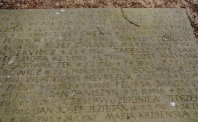 Kreuz und Grabplatten auf dem Friedhof in Petershagen-Frille -  