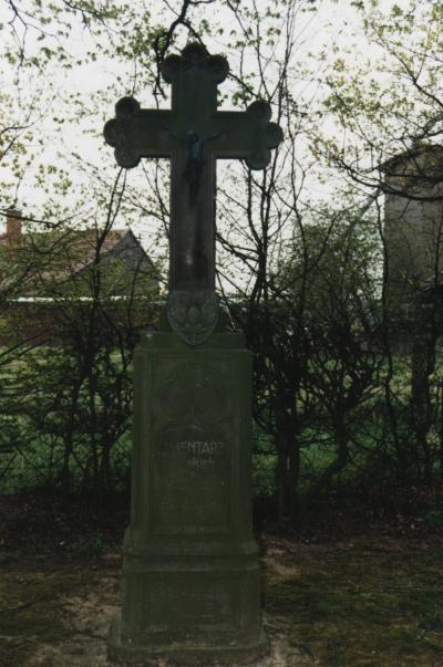 Kreuz und Grabplatten auf dem Friedhof in Petershagen-Frille -  