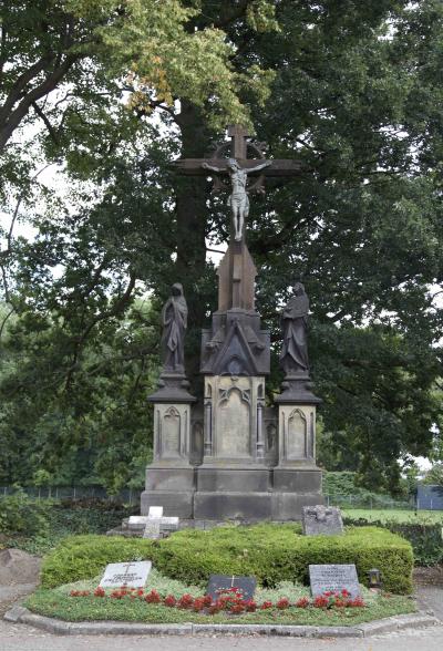 Grab von Hermann Scheipers auf dem Alten Friedhof in Ochtrup - Zentralkreuz auf dem Alten Friedhof in Ochtrup mit dem Grab von Hermann Scheipers (rechts unten), Zustand 2020.