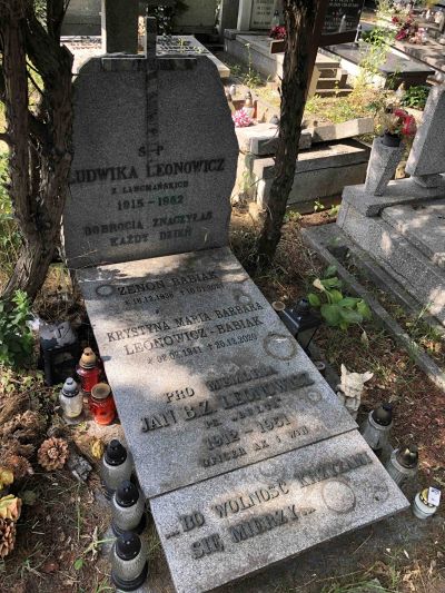 Der Grabstein von Krystyna Leonowicz-Babiak und Zenon Babiak - Heilige-Familie-Pfarrfriedhof (Cmentarz Parafialny św. Rodziny), Wrocław. 