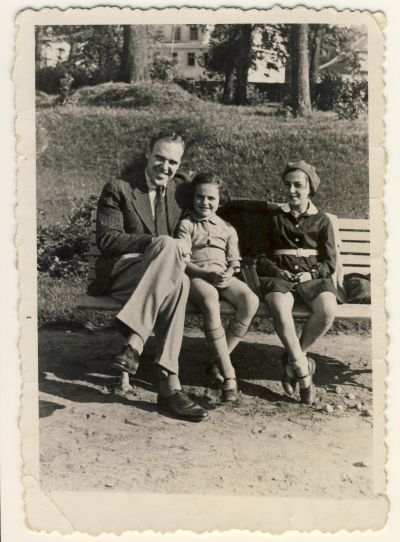 Helena (Mitte) mit ihrer Schwester Irena und Vater Alexander Bohle, 1930er Jahre.