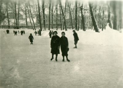 Helena mit ihrer Schwester Irena na lodowisku beim Eislaufen am Branicki-Palast in Białystok, 1930er Jahre.