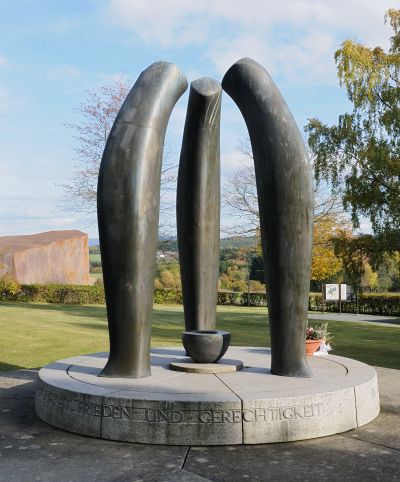 1986 errichtete Skulptur von Lucien Wercollier im Lager Hinzert