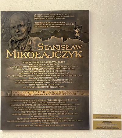 Commemorative plaque - Commemorative plaque in the parish hall of St Mary’s Church in Eickel, unveiled on 18 October 2015, artist: Jerzy Bokrzycki 
