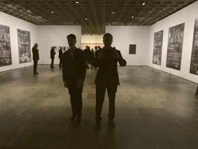 "Birkenau" von Gerhard Richter im Metropolitan Museum of Art - Gespiegelt im "Grauen Spiegel", einer vierteiligen großformatigen Arbeit von 2018 