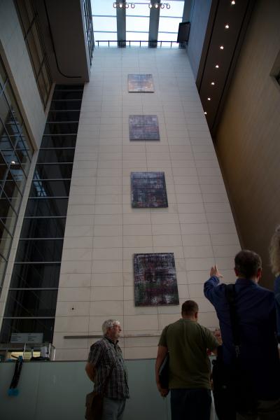 Der Bilderzyklus vertikal ausgerichtet im Besucherfoyer des Reichstagsgebäudes, Berlin 2019