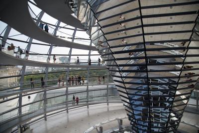 Die Reichstagskuppel - Besucherinnen und Besucher in der Kuppel des Reichstagsgebäudes, Berlin 2019. 