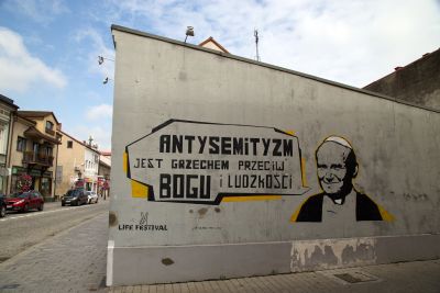 "Anti-Semitism is a crime against God and humanity" - Graffiti with Pope John Paul II in Oświęcim: "Anti-Semitism is a crime against God and humanity", Oświęcim 2019. 