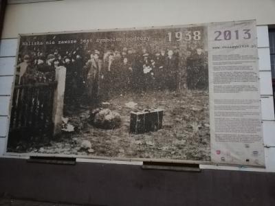 Informacja na zamkniętej dziś stacji kolejowej w Zbąszynie, przypominająca o wydarzeniach z 1938 roku. 