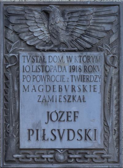 Gedenktafel an der ersten Wohnstätte in Warschau 