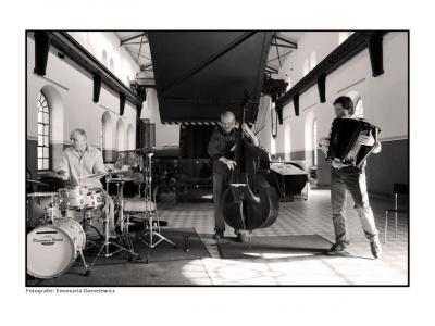 Jazz in der Maschinenhalle der Zeche Hannover (LWL-Industriemuseum), 2012: Klaus Kugel, Mark Tokar und Robert Kusiolek.